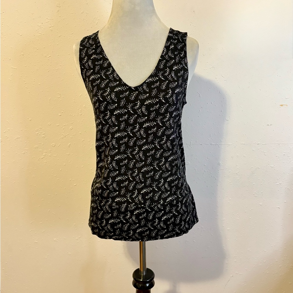 Old Navy Black and White Leaf Print Tank Top 🐝